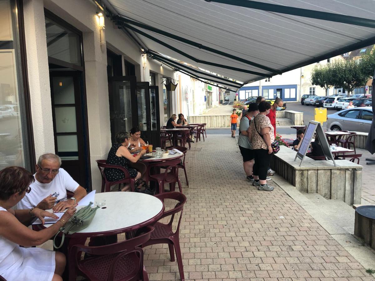 Hotel Restaurant La Place Saint-Amand-Montrond Exterior foto