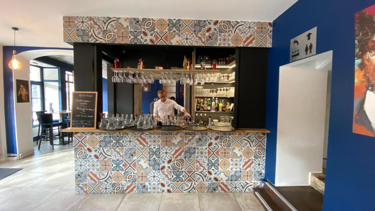 Hotel Restaurant La Place Saint-Amand-Montrond Exterior foto